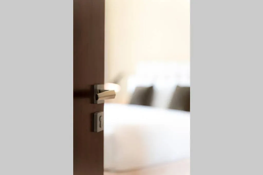 Apartment Full Burj Khalifa View: Atlas Homestays - 03 Bedroom At Burj Vista 5503 Dubai