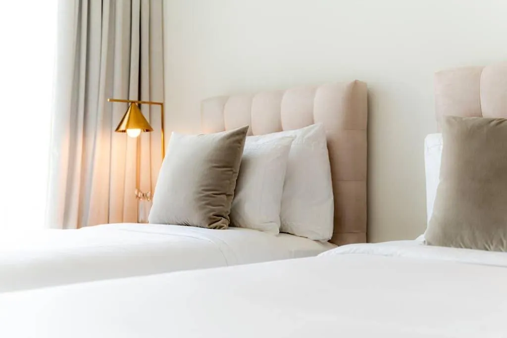 Apartment Full Burj Khalifa View: Atlas Homestays - 03 Bedroom At Burj Vista 5503 Dubai